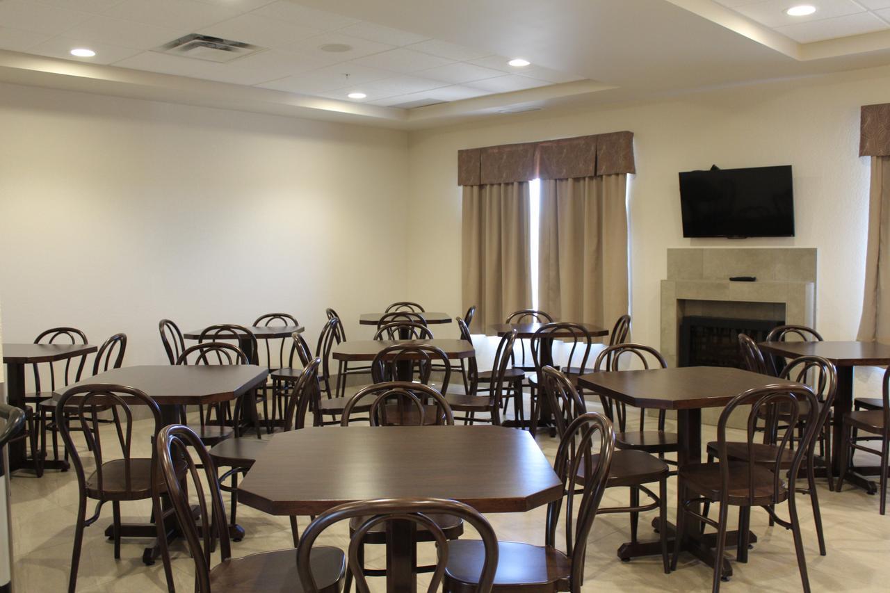 Prairie Moon Inn & Suites Macklin Εξωτερικό φωτογραφία
